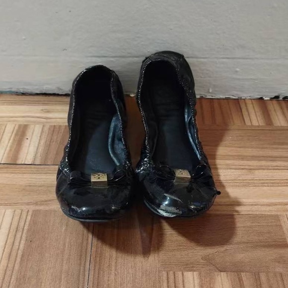 Tory Burch Black Patent Leather Ballet Flats Sz 6W - Picture 1 of 3